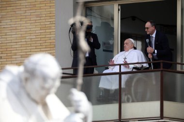 Milan, İtalya 23.03.2025: Papa Francis, Angelus 'un çift taraflı zatürreeden bir ay yattıktan sonra kutsanması için Roma' daki Gemelli Polykliniğine geldi.