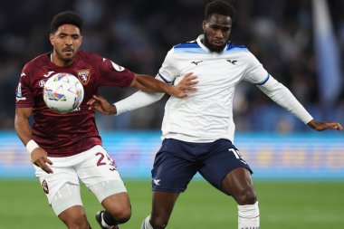 Roma, İtalya 31.03.2025: Torino 'dan Saul Coco, İtalya futbol şampiyonluğu sırasında Lazio' dan Boulaye Dia Serie A Enilive 2024-2025 karşılaşmasında SS Lazio, Roma 'daki Stadio Olimpico' da Torino 'ya karşı