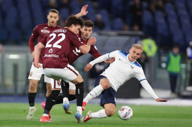 Roma, İtalya 31.03.2025: Torino 'dan Cesare Casadei, İtalya futbol şampiyonluğu sırasında Lazio' dan Gustav Isaksen Serie A Enilive 2024-2025 karşılaşmasında SS Lazio, Roma 'daki Stadio Olimpico' da Torino FC 'ye karşı