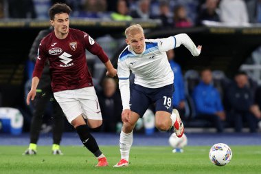 Roma, İtalya 31.03.2025: Torino 'dan Eljif Elmas, İtalya futbol şampiyonluğu sırasında Lazio' dan Gustav Isaksen Serie A Enilive 2024-2025 karşılaşmasında SS Lazio, Roma 'daki Stadio Olimpico' da Torino FC 'ye karşı