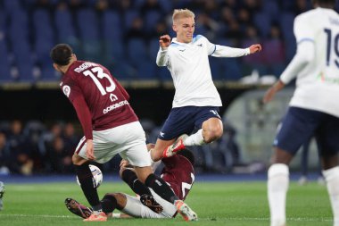 Roma, İtalya 31.03.2025: Torino 'lu Guillermo Maripan, Lazio' lu Gustav Isaksen İtalyan futbol şampiyonası Serie A Enilive 2024-2025 karşılaşmasında SS Lazio, Roma 'daki Stadio Olimpico' da Torino FC 'ye karşı