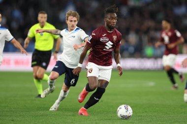 Roma, İtalya 31.03.2025: Lazio 'lu Nicolo Rovella, İtalya futbol şampiyonluğu sırasında Torino' lu Yann Karamoh Serie A Enilive 2024-2025 karşılaşmasında SS Lazio, Roma 'daki Stadio Olimpico' da Torino 'ya karşı