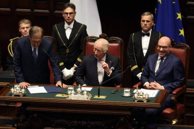 Roma, İtalya 09.04.2025: İngiliz Kralı III. Charles İtalya Parlamentosu Montecitorio 'ya Camilla, solda Ignazio La Russa ve sağda Lorenzo Fontana ile birlikte bir konuşma yaptı..