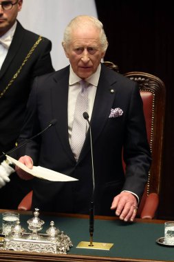 Roma, İtalya 09.04.2025: İngiliz Kralı III. Charles İtalya Parlamentosu Montecitorio 'ya Camilla, solda Ignazio La Russa ve sağda Lorenzo Fontana ile birlikte bir konuşma yaptı..