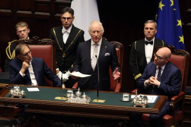 Roma, İtalya 09.04.2025: İngiliz Kralı III. Charles İtalya Parlamentosu Montecitorio 'ya Camilla, solda Ignazio La Russa ve sağda Lorenzo Fontana ile birlikte bir konuşma yaptı..