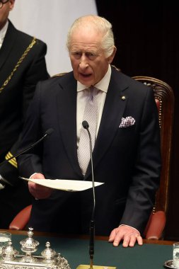 Roma, İtalya 09.04.2025: İngiliz Kralı III. Charles İtalya Parlamentosu Montecitorio 'ya Camilla, solda Ignazio La Russa ve sağda Lorenzo Fontana ile birlikte bir konuşma yaptı..