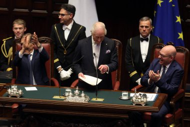 Roma, İtalya 09.04.2025: İngiliz Kralı III. Charles İtalya Parlamentosu Montecitorio 'ya Camilla, solda Ignazio La Russa ve sağda Lorenzo Fontana ile birlikte bir konuşma yaptı..