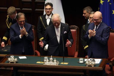 Roma, İtalya 09.04.2025: İngiliz Kralı III. Charles İtalya Parlamentosu Montecitorio 'ya Camilla, solda Ignazio La Russa ve sağda Lorenzo Fontana ile birlikte bir konuşma yaptı..