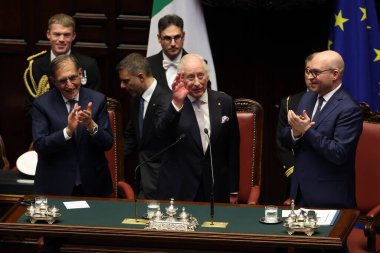 Roma, İtalya 09.04.2025: İngiliz Kralı III. Charles İtalya Parlamentosu Montecitorio 'ya Camilla, solda Ignazio La Russa ve sağda Lorenzo Fontana ile birlikte bir konuşma yaptı..