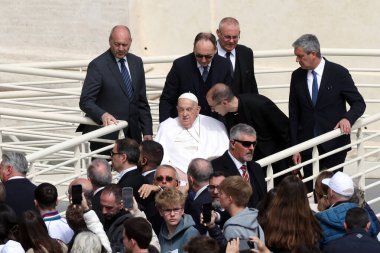 Vatikan Şehri, İtalya 13.04.2025: Papa Francis, Roma 'daki Aziz Peters Meydanı' nda Paskalya Bayramı 'nın başlangıcı için Kutsal Ayin' in sonunda inananları karşılamak üzere kilise avlusuna geldi. 