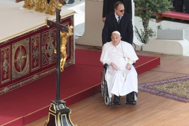 Vatikan Şehri, İtalya 13.04.2025: Papa Francis, Roma 'daki Aziz Peters Meydanı' nda Paskalya Bayramı 'nın başlangıcı için Kutsal Ayin' in sonunda inananları karşılamak üzere kilise avlusuna geldi. 