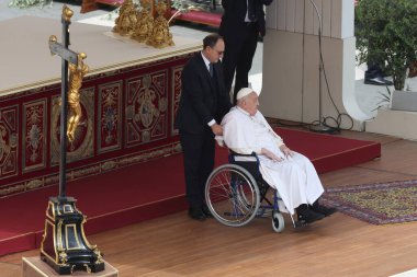 Vatikan Şehri, İtalya 13.04.2025: Papa Francis, Roma 'daki Aziz Peters Meydanı' nda Paskalya Bayramı 'nın başlangıcı için Kutsal Ayin' in sonunda inananları karşılamak üzere kilise avlusuna geldi. 