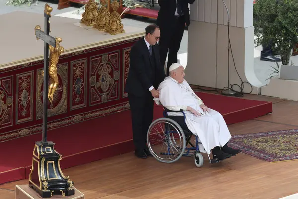 Vatikan Şehri, İtalya 13.04.2025: Papa Francis, Roma 'daki Aziz Peters Meydanı' nda Paskalya Bayramı 'nın başlangıcı için Kutsal Ayin' in sonunda inananları karşılamak üzere kilise avlusuna geldi. 