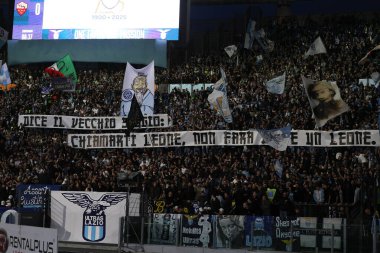 Roma, İtalya 13.4.2025: İtalyan futbol şampiyonası Serie A Enilive 2024-2025 derbisi öncesinde tribünlerdeki pankart, atkı ve bayraklar Roma 'daki Stadio Olimpico' da SS Lazio 'ya karşı AS Roma karşılaşması.