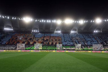 Roma, İtalya 13.4.2025: İtalya futbol şampiyonası öncesinde tribünlerde yer alan taraftarların koreografisi Serie A Enilive 2024-2025 derbisi Roma 'daki Stadio Olimpico' da SS Lazio ile AS Roma karşılaşması.