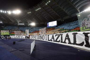 Roma, İtalya 13.4.2025: İtalya futbol şampiyonası öncesinde tribünlerde yer alan taraftarların koreografisi Serie A Enilive 2024-2025 derbisi Roma 'daki Stadio Olimpico' da SS Lazio ile AS Roma karşılaşması.