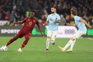 Roma, İtalya 13.4.2025: Roma 'dan Manu Kone, İtalya futbol şampiyonası sırasında Lazio' dan Taty Castellanos Serie A Enilive 2024-2025 Derby karşılaşması sırasında Roma 'daki Stadio Olimpico' da SS Lazio 'ya karşı AS Roma.