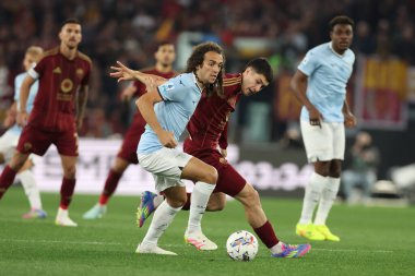 Roma, İtalya 13.4.2025: Lazio 'dan Matteo Guendouzi, İtalya futbol şampiyonluğu sırasında Roma' dan Matias Soule Serie A Enilive 2024-2025 Derby karşılaşmasında SS Lazio Roma 'daki Stadio Olimpico' da AS Roma 'ya karşı.