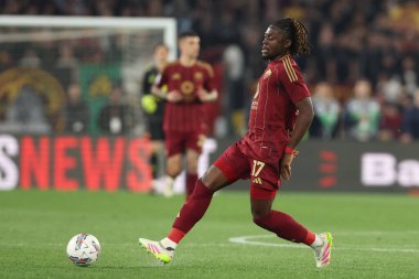 Roma, İtalya 13.4.2025: İtalya futbol şampiyonası sırasında Roma 'dan Manu Kone İtalya' dan Serie A Enilive 2024-2025 derbisi sırasında Roma 'daki Stadio Olimpico' da SS Lazio ile AS Roma karşılaşması.