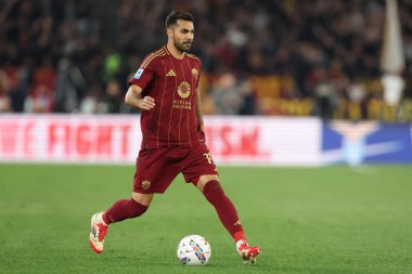 Roma, İtalya 13.4.2025: İtalyan futbol şampiyonası sırasında Zeki Çelik Serie A Enilive 2024-2025 derbisi sırasında Roma 'daki Stadio Olimpico' da SS Lazio ile AS Roma karşılaşması.