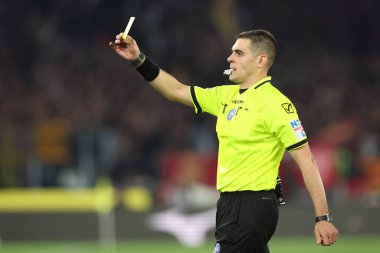 Roma, İtalya 13.4.2025: Hakem Simone Sozza İtalya futbol şampiyonası sırasında Lazio 'lu Mattia Zaccagni için sarı kart çıkardı Serie A Enilive 2024-2025 Derby karşılaşmasında SS Lazio Roma' daki Stadio Olimpico 'da AS Roma' ya karşı.
