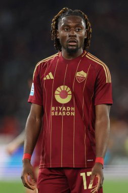 Roma, İtalya 13.4.2025: İtalya futbol şampiyonası sırasında Roma 'dan Manu Kone İtalya' dan Serie A Enilive 2024-2025 derbisi sırasında Roma 'daki Stadio Olimpico' da SS Lazio ile AS Roma karşılaşması.