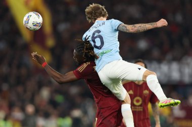 Roma, İtalya 13.4.2025: Roma 'dan Manu Kone, İtalya futbol şampiyonası sırasında Lazio' dan Nicolo Rovella Serie A Enilive 2024-2025 derby karşılaşması sırasında Roma 'daki Stadio Olimpico' da SS Lazio 'ya karşı AS Roma.