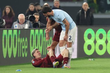 Roma, İtalya 13.4.2025: Lazio 'lu Samuel Gigot, İtalya futbol şampiyonası sırasında Romanyalı Alexis Saelemaekers Serie A Enilive 2024-2025 Derby karşılaşmasında SS Lazio ile Roma' daki Stadio Olimpico 'da AS Roma karşılaşması.