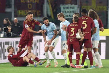 Roma, İtalya 13.4.2025: Romanlardan Alexis Saelemaekers, Lazio 'dan Samuel Gigot, İtalya futbol şampiyonası sırasında Romanlardan Lorenzo Pellegrini Serie A Enilive 2024-2025 Derby karşılaşmasında SS Lazio Roma' daki Stadio Olimpico 'da AS Roma' ya karşı.
