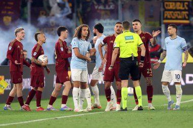 Roma, İtalya 13.4.2025: Simone Sozza, Lazio 'dan Matteo Guendouzi, Roma' dan Lorenzo Pellegrini, İtalya futbol şampiyonası sırasında Roma 'dan Paulo Dybala Serie A Enilive 2024-2025 derbisinde SS Lazio' ya karşı AS Roma Stadio Olimpico 'da oynanan karşılaşma.