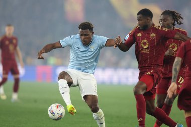 Roma, İtalya 13.4.2025: Lazio 'lu Fisayo Dele-Bashiru, İtalya futbol şampiyonası sırasında Roman Evan Ndicka Serie A Enilive 2024-2025 derbisinde SS Lazio Roma' daki Stadio Olimpico 'da AS Roma' ya karşı.