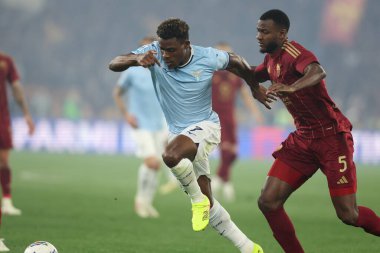 Roma, İtalya 13.4.2025: Lazio 'lu Fisayo Dele-Bashiru, İtalya futbol şampiyonası sırasında Roman Evan Ndicka Serie A Enilive 2024-2025 derbisinde SS Lazio Roma' daki Stadio Olimpico 'da AS Roma' ya karşı.