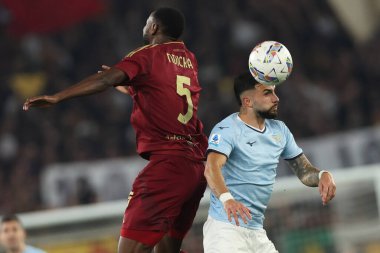 Roma, İtalya 13.4.2025: Roman Evan Ndicka, İtalyan futbol şampiyonası sırasında Lazio 'lu Taty Castellanos Serie A Enilive 2024-2025 Derby karşılaşmasında Roma' daki Stadio Olimpico 'da SS Lazio AS Roma' ya karşı.