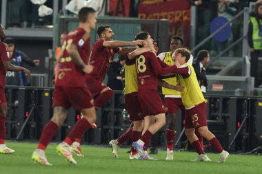 Roma, İtalya 13.4.2025: Roma 'nın Matias Soule takımı İtalya futbol şampiyonası Serie A Enilive 2024-2025 derbisinde Roma' nın Stadio Olimpico kentinde SS Lazio 'ya karşı AS Roma maçında golü attı ve takımla birlikte kutladı..