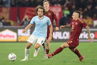 Roma, İtalya 13.4.2025: Romanyalı Angelino, İtalyan futbolcu Matteo Guendouzi İtalyan futbol şampiyonası sırasında Serie A Enilive 2024-2025 derbisinde Roma 'daki Stadio Olimpico' da SS Lazio 'ya karşı AS Roma karşılaşması.