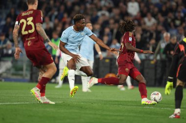 Roma, İtalya 13.4.2025: Lazio 'dan Fisayo Dele-Bashiru, İtalya futbol şampiyonası sırasında Roma' dan Manu Kone Serie A Enilive 2024-2025 Derby karşılaşmasında SS Lazio Roma 'daki Stadio Olimpico' da AS Roma 'ya karşı.