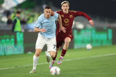 Roma, İtalya 13.4.2025: Lazio 'dan Adam Marusiç, İtalya futbol şampiyonası sırasında Roman Alexis Saelemaekers Serie A Enilive 2024-2025 Derby karşılaşması sırasında Roma' daki Stadio Olimpico 'da SS Lazio' ya karşı AS Roma.