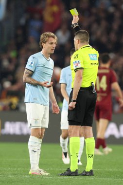 Roma, İtalya 13.4.2025: Simone sozza İtalya futbol şampiyonası sırasında Lazio 'lu Nicolo Rovella için sarı kart çıkardı Serie A Enilive 2024-2025 Derby karşılaşmasında SS Lazio Roma' daki Stadio Olimpico 'da AS Roma' ya karşı.