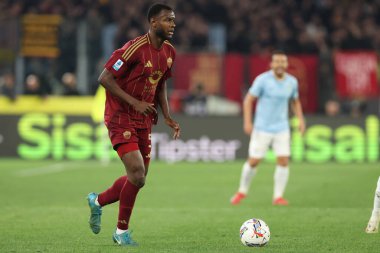 Roma, İtalya 13.4.2025: İtalyan futbolcu Evan Ndicka İtalya futbol şampiyonası sırasında Serie A Enilive 2024-2025 derby karşılaşması sırasında Roma 'daki Stadio Olimpico' da SS Lazio AS Roma 'ya karşı.