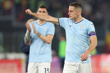 Roma, İtalya 13.4.2025: Lazio 'lu Adam Marusiç İtalya futbol şampiyonası finalinde taraftarları karşıladı: Serie A Enilive 2024-2025 Derby karşılaşması sonunda Roma' daki Stadio Olimpico 'da SS Lazio ile AS Roma karşılaşması.