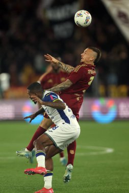 Roma, İtalya 19.4.2025: Verona 'dan Jackson Tchatchoua, İtalya futbol şampiyonluğu sırasında Roma' dan Devyne Rensch Serie A Enilive 2024-2025 Roma 'dan Hellas Verona' ya karşı Roma Stadyumu Olimpico maçında.