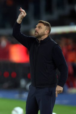 Roma, İtalya 19.4.2025: İtalyan futbol şampiyonasında Paolo Zanetti teknik direktörü Verona Serie A Enilive 2024-2025 maçında AS Roma 'nın Hellas Verona' ya karşı Roma 'daki Stadio Olimpico maçında.