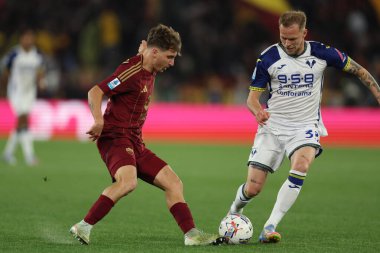 Roma, İtalya 19.4.2025: Roma 'dan Tommaso Baldanzi, İtalya futbol şampiyonluğu sırasında Verona' dan Ondrej Duda Serie A Enilive 2024-2025 Roma-Hellas Verona maçında Roma 'daki Stadio Olimpico' da.