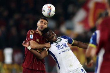 Roma, İtalya 19.4.2025: Roma 'dan Zeki Çelik, İtalya futbol şampiyonası sırasında Verona' dan Jackson Tchatchoua Serie A Enilive 2024-2025 Roma-Hellas Verona maçında Roma 'daki Stadio Olimpico' da.