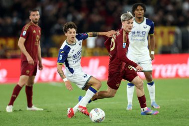 Roma, İtalya 19.4.2025: Verona 'dan Domagoj Bradariç, İtalya futbol şampiyonluğu sırasında Roma' dan Alexis Saelemaekers Serie A Enilive 2024-2025 Roma-Hellas Verona 'ya karşı Roma Stadyumu Olimpico maçında.