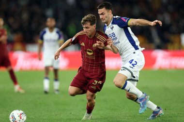 Roma, İtalya 19.4.2025: Roma 'dan Tommaso Baldanzi, İtalya futbol şampiyonası sırasında Verona' dan Diego Coppola Serie A Enilive 2024-2025 Roma-Hellas Verona maçında Roma 'daki Stadio Olimpico' da.