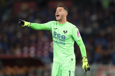 Roma, İtalya 19.4.2025: İtalyan futbolcu Lorenzo Montipo İtalya Futbol Şampiyonası sırasında Serie A Enilive 2024-2025 AS Roma 'da Hellas Verona' ya karşı Roma 'da Stadio Olimpico' da oynanan karşılaşma.