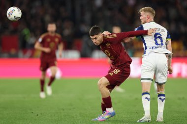 Roma, İtalya 19.4.2025: Roma 'nın Matias Soule, İtalya futbol şampiyonası sırasında Verona' dan Nicolas Valentini Serie A Enilive 2024-2025 Roma-Hellas Verona maçında Roma 'nın Stadio Olimpico şehrinde mücadele etti..