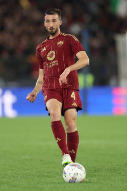 Roma, İtalya 19.4.2025: İtalyan futbol şampiyonu Serie A Enilive 2024-2025 maçında Roman Bryan Cristante, Roma 'daki Stadio Olimpico' da AS Roma 'ya karşı Hellas Verona karşılaşması.
