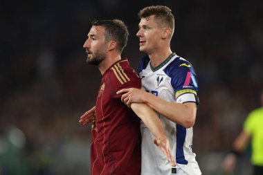 Roma, İtalya 19.4.2025: Roma 'dan Bryan Cristante, İtalya futbol şampiyonası sırasında Verona' dan Pawel Dawidowicz Serie A Enilive 2024-2025 Roma-Hellas Verona maçında Roma 'daki Stadio Olimpico' da.